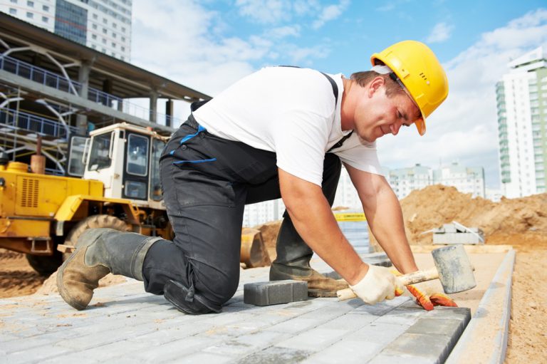 Pourquoi est-il nécessaire de faire intervenir un maçon pour ses travaux d’extérieur ?