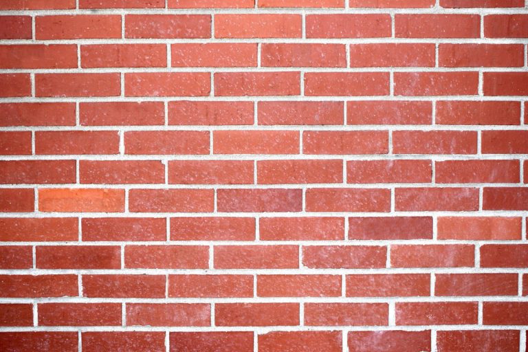 Comment entretenir un mur en brique rouge ?